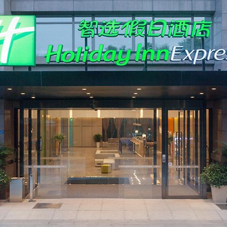 ホテル ホリデイ イン エクスプレス チョンドゥ エアポート ゾーン 成都 エクステリア 写真
